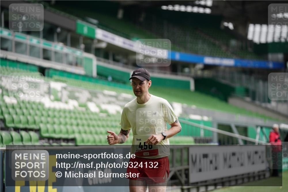 05.10.2025 - 20. swb-Marathon Bremen Michael Burmester http://msf.ph/oto/9324132 05.10.2025 12:22:41 Laufen im Stadion 4, 16, 456, 1024, 1351, 2138 meine-sportfotos.de