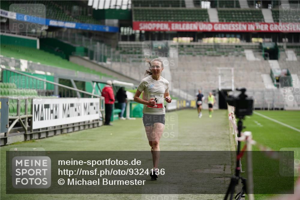 05.10.2025 - 20. swb-Marathon Bremen Michael Burmester http://msf.ph/oto/9324136 05.10.2025 12:22:44 Laufen im Stadion 4, 16, 456, 1024, 1143, 1351, 2138 meine-sportfotos.de