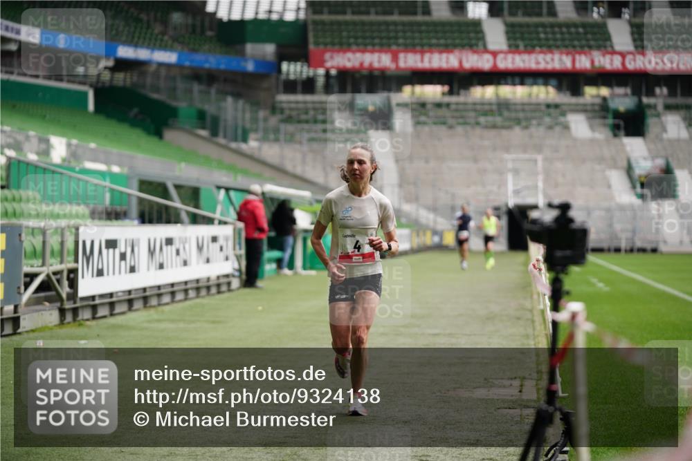 05.10.2025 - 20. swb-Marathon Bremen Michael Burmester http://msf.ph/oto/9324138 05.10.2025 12:22:44 Laufen im Stadion 4, 16, 456, 1024, 1143, 1351, 2138 meine-sportfotos.de
