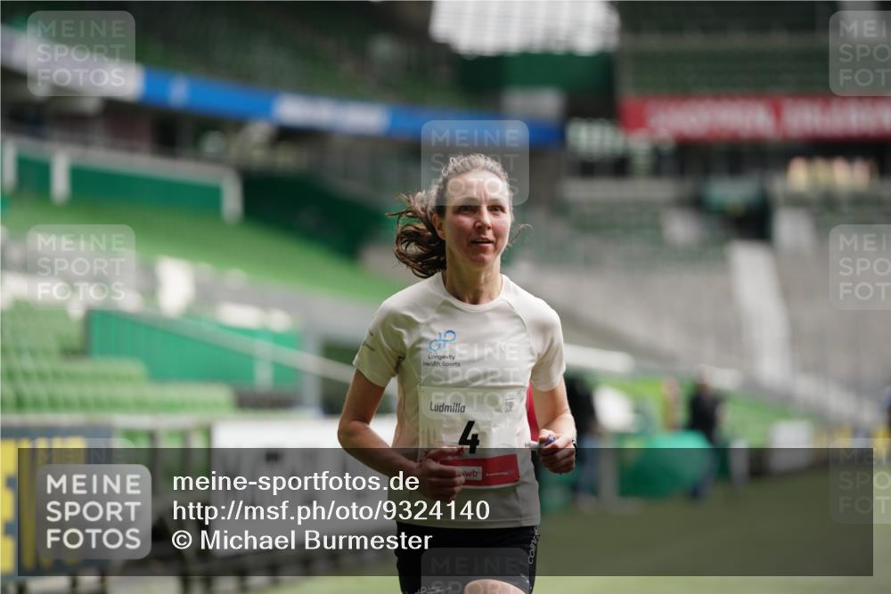 05.10.2025 - 20. swb-Marathon Bremen Michael Burmester http://msf.ph/oto/9324140 05.10.2025 12:22:45 Laufen im Stadion 4, 16, 351, 456, 1024, 1143, 1351, 2138 meine-sportfotos.de