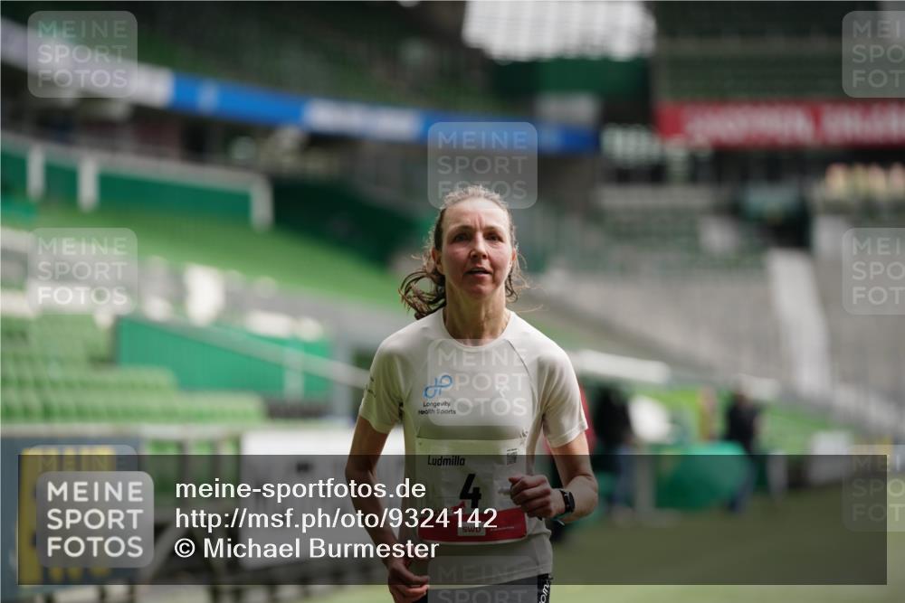 05.10.2025 - 20. swb-Marathon Bremen Michael Burmester http://msf.ph/oto/9324142 05.10.2025 12:22:45 Laufen im Stadion 4, 16, 351, 456, 1024, 1143, 1351, 2138 meine-sportfotos.de