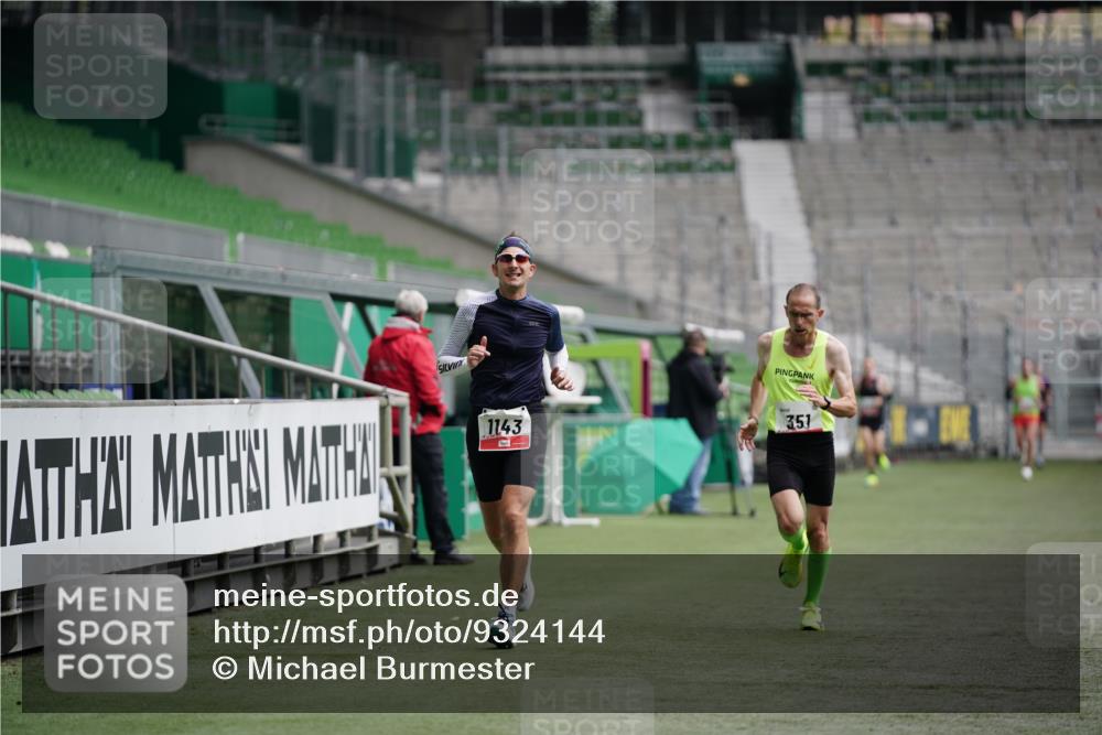 05.10.2025 - 20. swb-Marathon Bremen Michael Burmester http://msf.ph/oto/9324144 05.10.2025 12:22:55 Laufen im Stadion 4, 16, 351, 456, 1143, 1351, 2138, 1024 meine-sportfotos.de