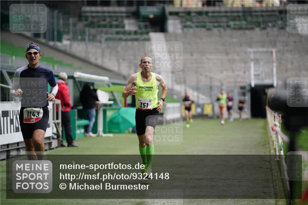 05.10.2025 - 20. swb-Marathon Bremen Michael Burmester http://msf.ph/oto/9324148 05.10.2025 12:22:57 Laufen im Stadion 4, 16, 351, 456, 1143, 1351, 2138, 1024 meine-sportfotos.de