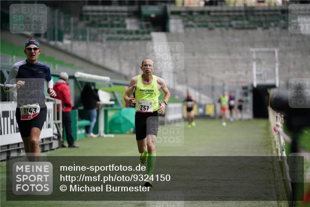 05.10.2025 - 20. swb-Marathon Bremen Michael Burmester http://msf.ph/oto/9324150 05.10.2025 12:22:57 Laufen im Stadion 4, 16, 351, 456, 1143, 1351, 2138, 1024 meine-sportfotos.de