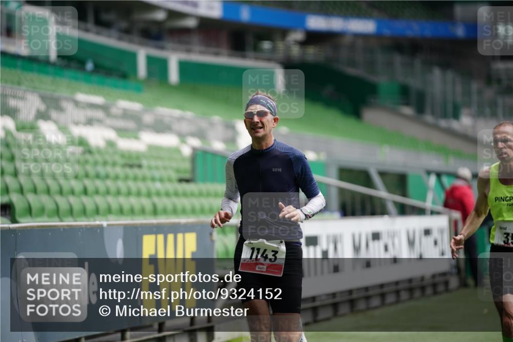 05.10.2025 - 20. swb-Marathon Bremen Michael Burmester http://msf.ph/oto/9324152 05.10.2025 12:22:59 Laufen im Stadion 4, 16, 351, 456, 1143, 1351, 2138, 1024 meine-sportfotos.de