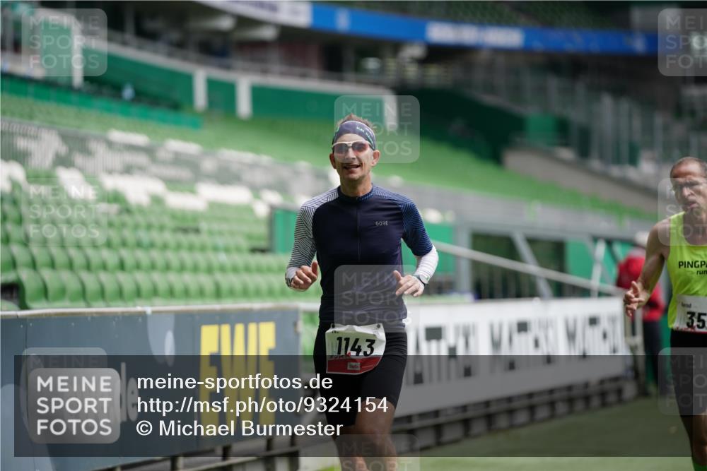 05.10.2025 - 20. swb-Marathon Bremen Michael Burmester http://msf.ph/oto/9324154 05.10.2025 12:22:59 Laufen im Stadion 4, 16, 351, 456, 1143, 1351, 2138, 1024 meine-sportfotos.de