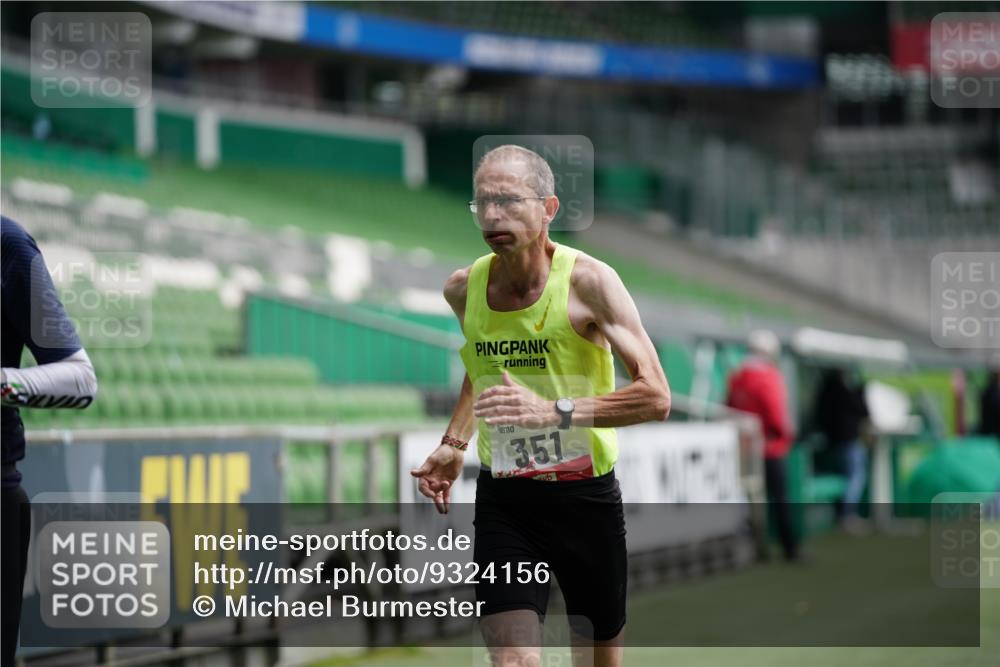 05.10.2025 - 20. swb-Marathon Bremen Michael Burmester http://msf.ph/oto/9324156 05.10.2025 12:23:00 Laufen im Stadion 4, 16, 351, 456, 1143, 1351, 1363, 2138, 1024 meine-sportfotos.de