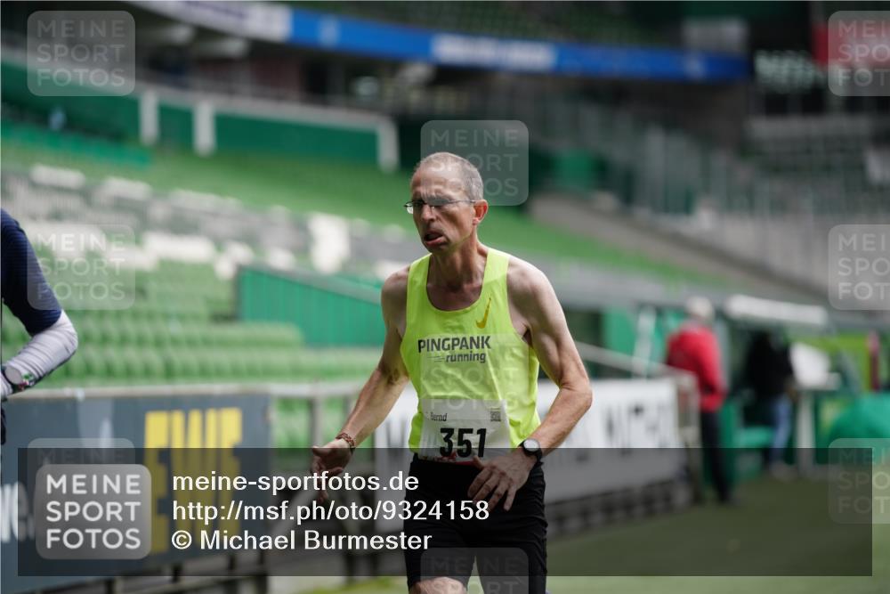 05.10.2025 - 20. swb-Marathon Bremen Michael Burmester http://msf.ph/oto/9324158 05.10.2025 12:23:00 Laufen im Stadion 4, 16, 351, 456, 1143, 1351, 1363, 2138, 1024 meine-sportfotos.de