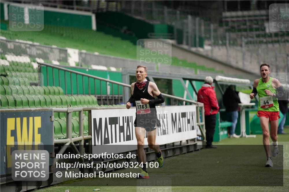05.10.2025 - 20. swb-Marathon Bremen Michael Burmester http://msf.ph/oto/9324160 05.10.2025 12:23:13 Laufen im Stadion 4, 16, 44, 291, 351, 456, 681, 1143, 1351, 1363, 2138 meine-sportfotos.de