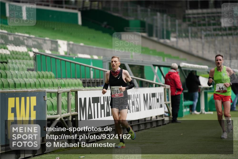 05.10.2025 - 20. swb-Marathon Bremen Michael Burmester http://msf.ph/oto/9324162 05.10.2025 12:23:13 Laufen im Stadion 4, 16, 44, 291, 351, 456, 681, 1143, 1351, 1363, 2138 meine-sportfotos.de