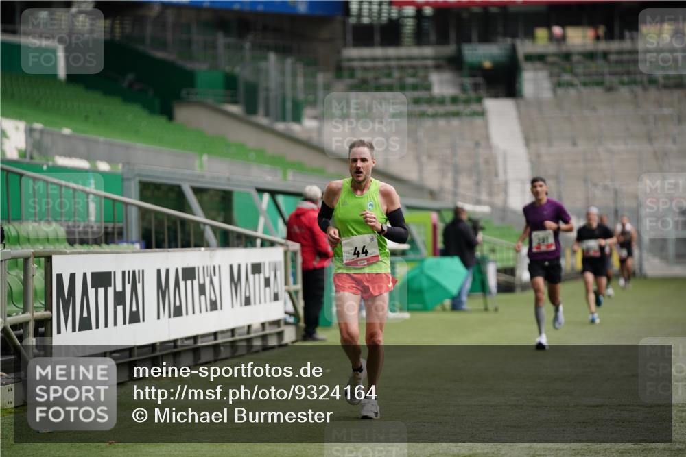 05.10.2025 - 20. swb-Marathon Bremen Michael Burmester http://msf.ph/oto/9324164 05.10.2025 12:23:14 Laufen im Stadion 4, 16, 44, 291, 351, 456, 681, 1143, 1351, 1363, 2138 meine-sportfotos.de
