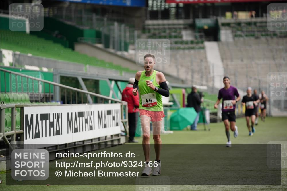 05.10.2025 - 20. swb-Marathon Bremen Michael Burmester http://msf.ph/oto/9324166 05.10.2025 12:23:14 Laufen im Stadion 4, 16, 44, 291, 351, 456, 681, 1143, 1351, 1363, 2138 meine-sportfotos.de