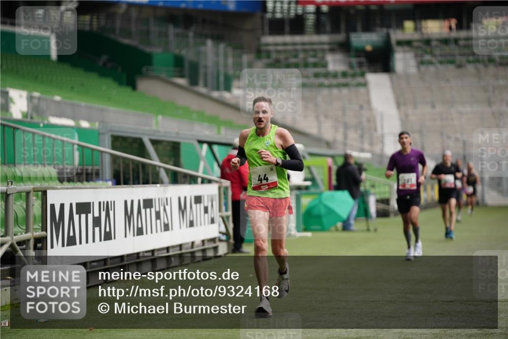05.10.2025 - 20. swb-Marathon Bremen Michael Burmester http://msf.ph/oto/9324168 05.10.2025 12:23:15 Laufen im Stadion 4, 16, 44, 291, 351, 456, 681, 1143, 1351, 1363, 2138 meine-sportfotos.de