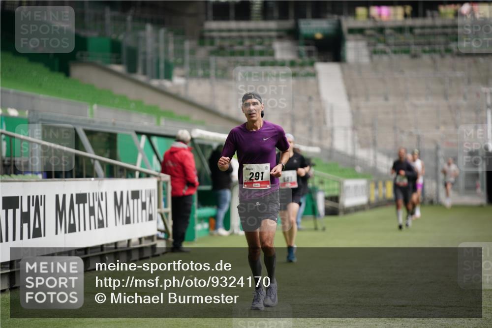 05.10.2025 - 20. swb-Marathon Bremen Michael Burmester http://msf.ph/oto/9324170 05.10.2025 12:23:18 Laufen im Stadion 4, 16, 44, 291, 351, 456, 681, 1117, 1143, 1351, 1363, 2138 meine-sportfotos.de