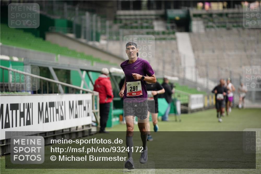 05.10.2025 - 20. swb-Marathon Bremen Michael Burmester http://msf.ph/oto/9324172 05.10.2025 12:23:19 Laufen im Stadion 4, 16, 44, 291, 351, 456, 681, 1117, 1143, 1351, 1363, 2138 meine-sportfotos.de