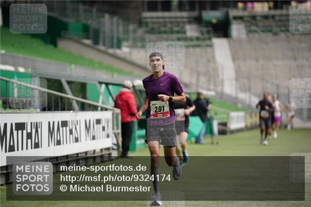 05.10.2025 - 20. swb-Marathon Bremen Michael Burmester http://msf.ph/oto/9324174 05.10.2025 12:23:19 Laufen im Stadion 4, 16, 44, 291, 351, 456, 681, 1117, 1143, 1351, 1363, 2138 meine-sportfotos.de