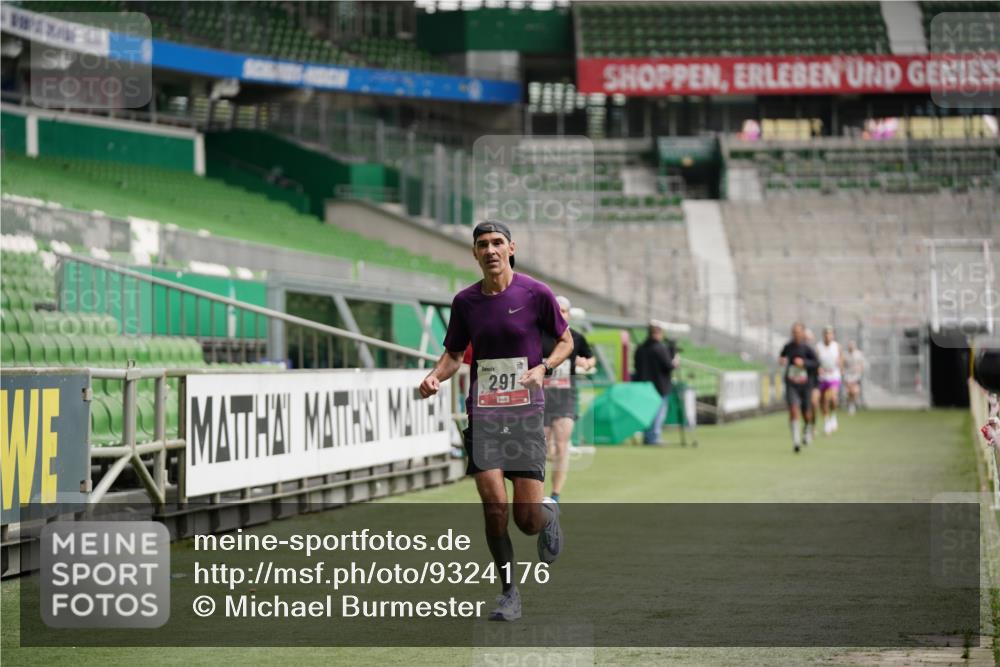 05.10.2025 - 20. swb-Marathon Bremen Michael Burmester http://msf.ph/oto/9324176 05.10.2025 12:23:20 Laufen im Stadion 4, 16, 44, 291, 351, 456, 681, 1117, 1143, 1351, 1363, 2138 meine-sportfotos.de