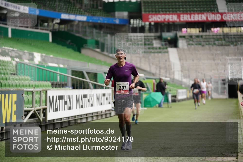 05.10.2025 - 20. swb-Marathon Bremen Michael Burmester http://msf.ph/oto/9324178 05.10.2025 12:23:20 Laufen im Stadion 4, 16, 44, 291, 351, 456, 681, 1117, 1143, 1351, 1363, 2138 meine-sportfotos.de