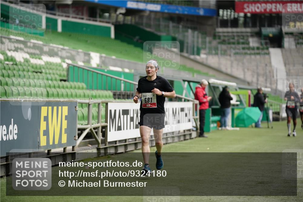 05.10.2025 - 20. swb-Marathon Bremen Michael Burmester http://msf.ph/oto/9324180 05.10.2025 12:23:23 Laufen im Stadion 4, 16, 44, 291, 351, 456, 681, 1117, 1143, 1351, 1363, 1714, 2138, 2138 meine-sportfotos.de