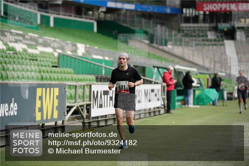 05.10.2025 - 20. swb-Marathon Bremen Michael Burmester http://msf.ph/oto/9324182 05.10.2025 12:23:23 Laufen im Stadion 4, 16, 44, 291, 351, 456, 681, 1117, 1143, 1351, 1363, 1714, 2138, 2138 meine-sportfotos.de