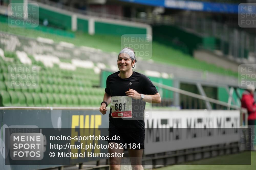 05.10.2025 - 20. swb-Marathon Bremen Michael Burmester http://msf.ph/oto/9324184 05.10.2025 12:23:24 Laufen im Stadion 4, 16, 44, 291, 351, 456, 681, 1117, 1143, 1351, 1363, 1714, 456, 2138 meine-sportfotos.de