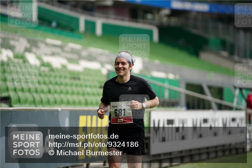05.10.2025 - 20. swb-Marathon Bremen Michael Burmester http://msf.ph/oto/9324186 05.10.2025 12:23:24 Laufen im Stadion 4, 16, 44, 291, 351, 456, 681, 1117, 1143, 1351, 1363, 1714, 456, 2138 meine-sportfotos.de