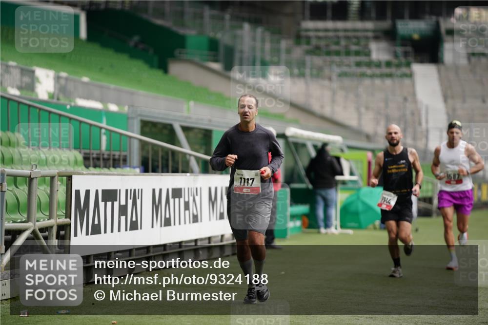 05.10.2025 - 20. swb-Marathon Bremen Michael Burmester http://msf.ph/oto/9324188 05.10.2025 12:23:29 Laufen im Stadion 4, 44, 291, 351, 681, 1117, 1143, 1363, 1587, 1714, 16, 456, 1351, 2138 meine-sportfotos.de