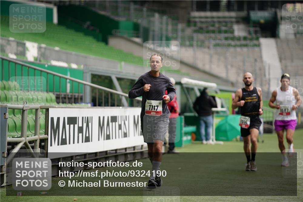 05.10.2025 - 20. swb-Marathon Bremen Michael Burmester http://msf.ph/oto/9324190 05.10.2025 12:23:30 Laufen im Stadion 4, 44, 291, 351, 681, 1117, 1143, 1363, 1587, 1714, 16, 456, 1351, 2138 meine-sportfotos.de