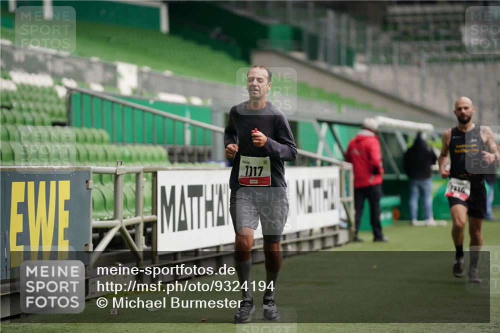 05.10.2025 - 20. swb-Marathon Bremen Michael Burmester http://msf.ph/oto/9324194 05.10.2025 12:23:31 Laufen im Stadion 4, 44, 291, 351, 681, 1117, 1143, 1363, 1587, 1714, 4, 16, 456, 1351, 2138 meine-sportfotos.de