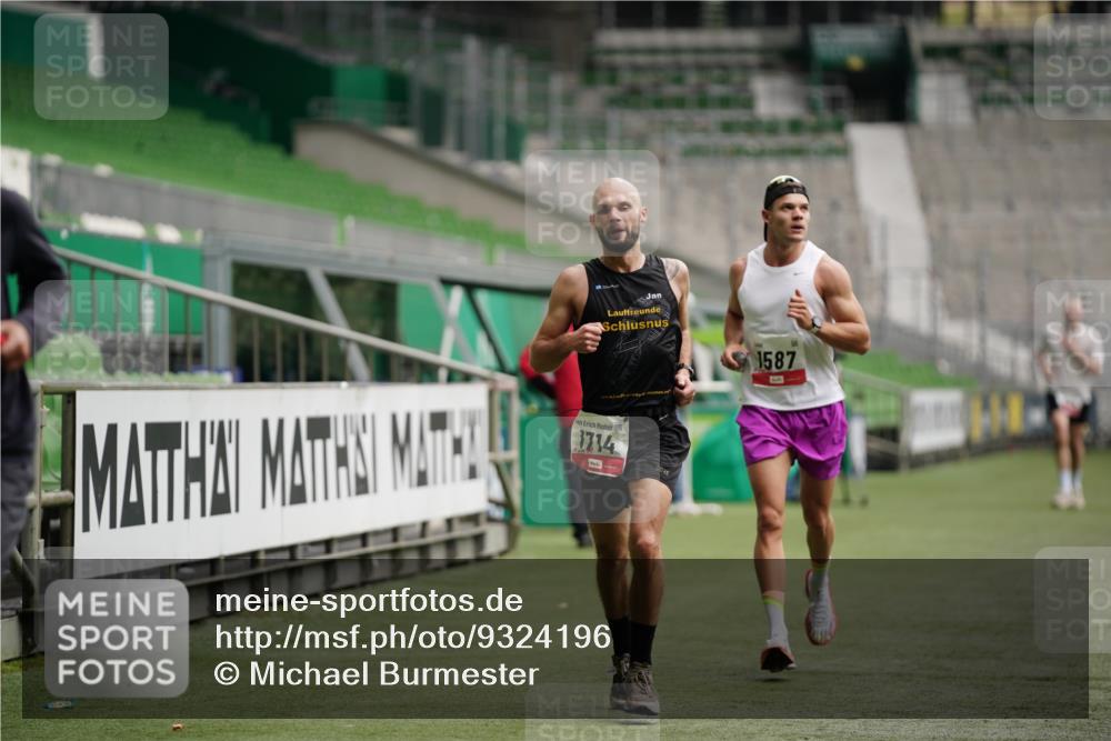 05.10.2025 - 20. swb-Marathon Bremen Michael Burmester http://msf.ph/oto/9324196 05.10.2025 12:23:32 Laufen im Stadion 44, 291, 351, 681, 1117, 1143, 1363, 1587, 1714, 4, 16, 456, 1351, 2138 meine-sportfotos.de