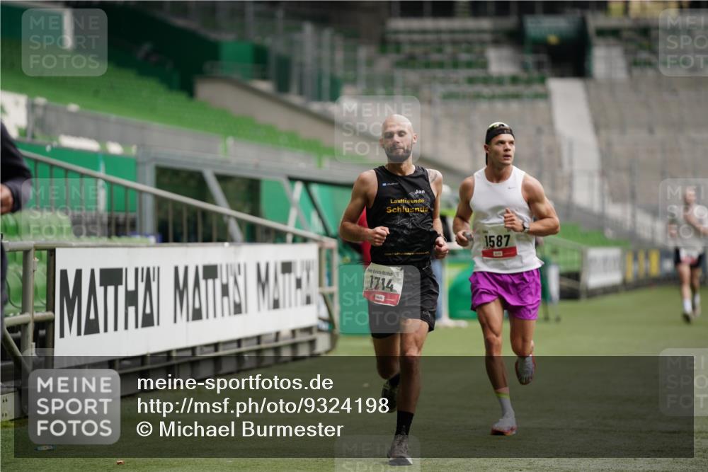 05.10.2025 - 20. swb-Marathon Bremen Michael Burmester http://msf.ph/oto/9324198 05.10.2025 12:23:32 Laufen im Stadion 44, 291, 351, 681, 1117, 1143, 1363, 1587, 1714, 4, 16, 456, 1351, 2138 meine-sportfotos.de