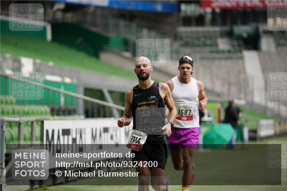 05.10.2025 - 20. swb-Marathon Bremen Michael Burmester http://msf.ph/oto/9324200 05.10.2025 12:23:33 Laufen im Stadion 44, 291, 351, 681, 691, 1117, 1143, 1363, 1587, 1714, 4, 16, 456, 1351, 2138 meine-sportfotos.de