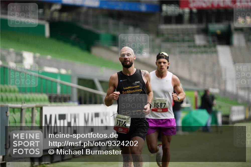 05.10.2025 - 20. swb-Marathon Bremen Michael Burmester http://msf.ph/oto/9324202 05.10.2025 12:23:34 Laufen im Stadion 44, 291, 351, 681, 691, 1117, 1143, 1363, 1587, 1714, 4, 16, 456, 1351, 2138 meine-sportfotos.de
