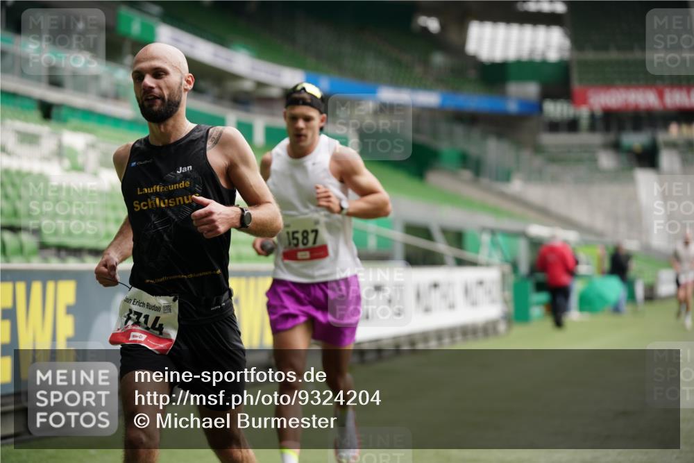05.10.2025 - 20. swb-Marathon Bremen Michael Burmester http://msf.ph/oto/9324204 05.10.2025 12:23:36 Laufen im Stadion 44, 291, 351, 681, 691, 1117, 1143, 1363, 1587, 1714, 4, 16, 456, 1351, 2138 meine-sportfotos.de