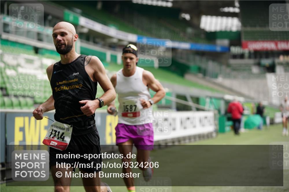 05.10.2025 - 20. swb-Marathon Bremen Michael Burmester http://msf.ph/oto/9324206 05.10.2025 12:23:36 Laufen im Stadion 44, 291, 351, 681, 691, 1117, 1143, 1363, 1587, 1714, 4, 16, 456, 1351, 2138 meine-sportfotos.de
