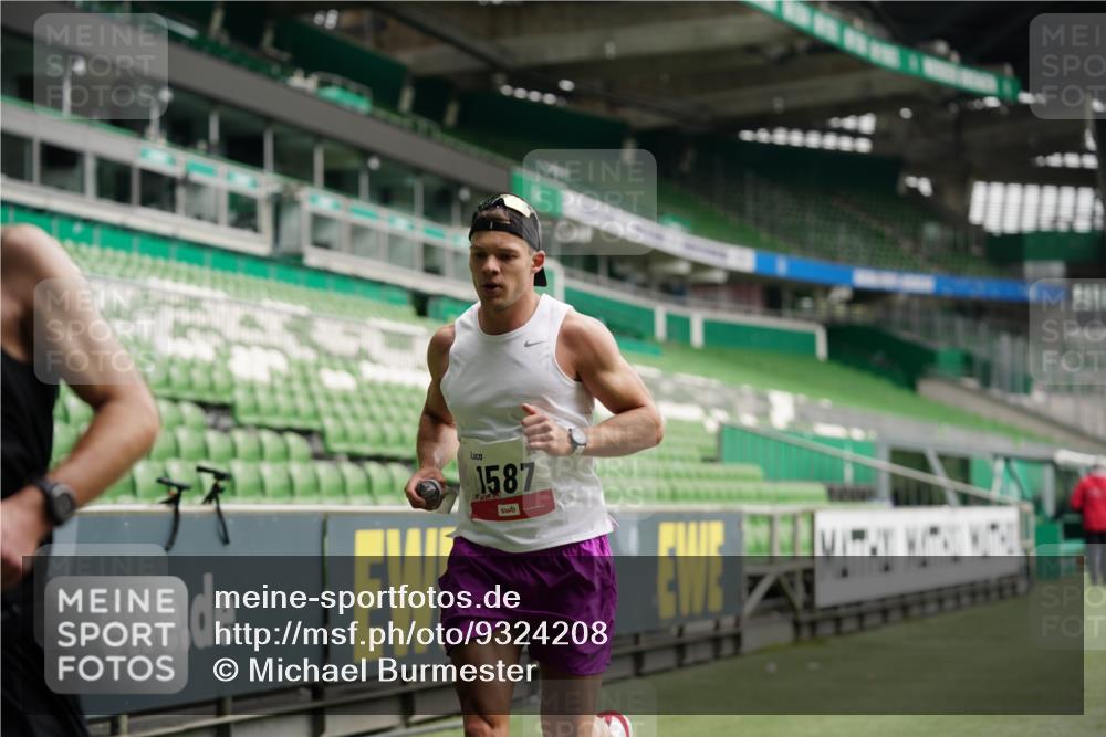 05.10.2025 - 20. swb-Marathon Bremen Michael Burmester http://msf.ph/oto/9324208 05.10.2025 12:23:37 Laufen im Stadion 44, 291, 351, 681, 691, 1117, 1143, 1363, 1587, 1714, 4, 16, 456, 1351, 2138 meine-sportfotos.de