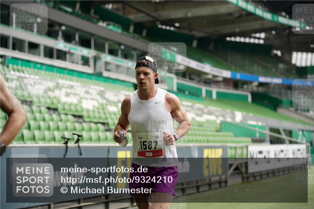 05.10.2025 - 20. swb-Marathon Bremen Michael Burmester http://msf.ph/oto/9324210 05.10.2025 12:23:37 Laufen im Stadion 44, 291, 351, 681, 691, 1117, 1143, 1363, 1587, 1714, 4, 16, 456, 1351, 2138 meine-sportfotos.de