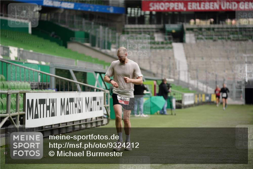 05.10.2025 - 20. swb-Marathon Bremen Michael Burmester http://msf.ph/oto/9324212 05.10.2025 12:23:43 Laufen im Stadion 44, 291, 351, 681, 691, 1117, 1143, 1363, 1587, 1714, 4, 16, 456, 1351, 2138 meine-sportfotos.de