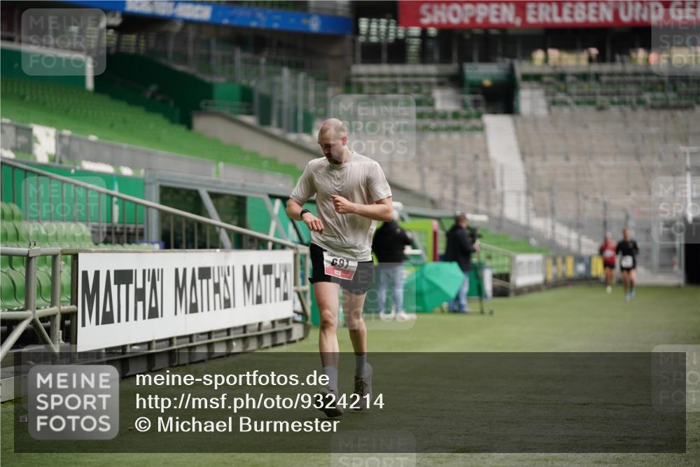 05.10.2025 - 20. swb-Marathon Bremen Michael Burmester http://msf.ph/oto/9324214 05.10.2025 12:23:43 Laufen im Stadion 44, 291, 351, 681, 691, 1117, 1143, 1363, 1587, 1714, 4, 16, 456, 1351, 2138 meine-sportfotos.de