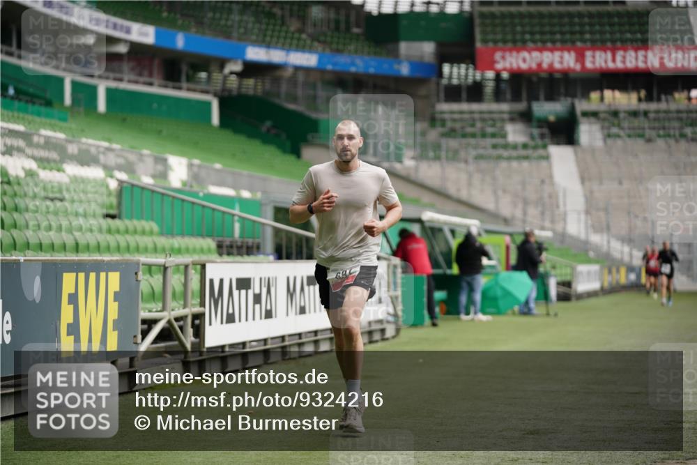 05.10.2025 - 20. swb-Marathon Bremen Michael Burmester http://msf.ph/oto/9324216 05.10.2025 12:23:44 Laufen im Stadion 44, 291, 351, 681, 691, 1117, 1143, 1363, 1587, 1714, 4, 16, 456, 1143, 1351 meine-sportfotos.de