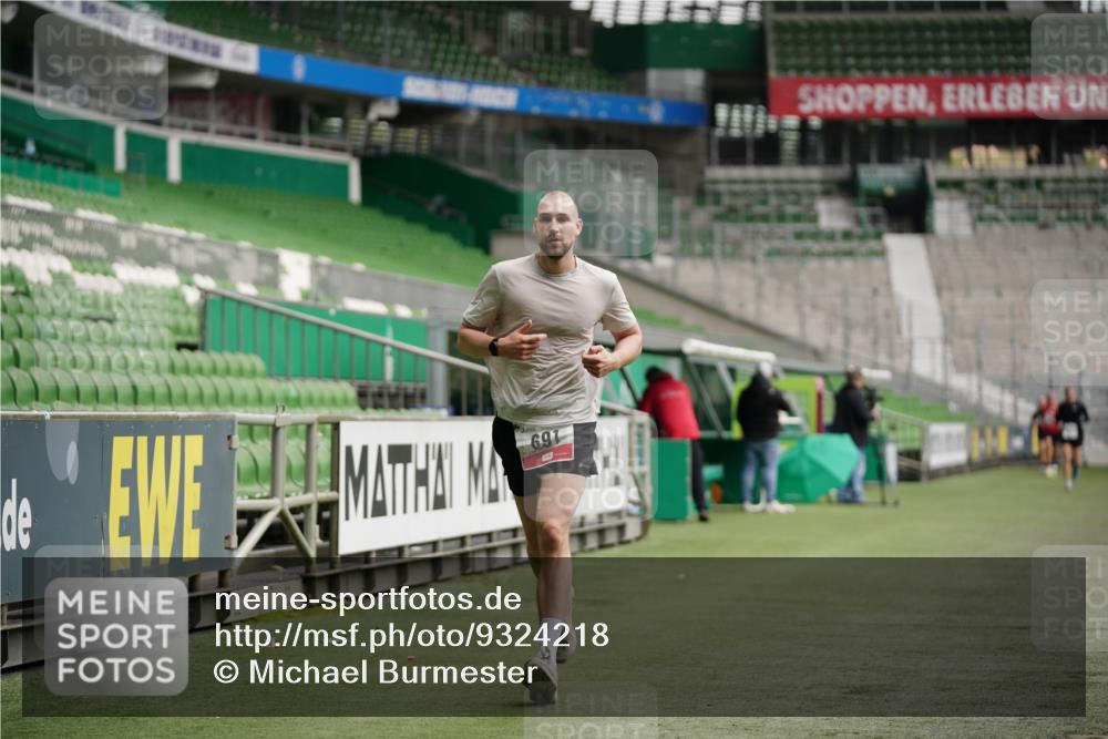 05.10.2025 - 20. swb-Marathon Bremen Michael Burmester http://msf.ph/oto/9324218 05.10.2025 12:23:44 Laufen im Stadion 44, 291, 351, 681, 691, 1117, 1143, 1363, 1587, 1714, 4, 16, 456, 1143, 1351 meine-sportfotos.de