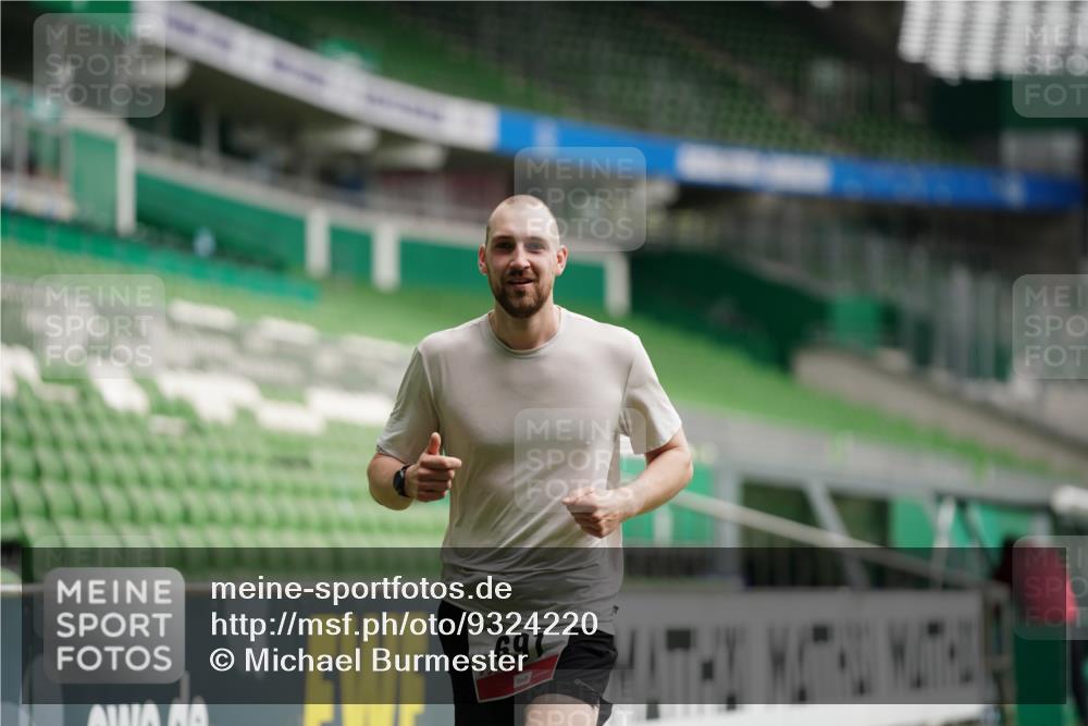 05.10.2025 - 20. swb-Marathon Bremen Michael Burmester http://msf.ph/oto/9324220 05.10.2025 12:23:45 Laufen im Stadion 44, 291, 351, 681, 691, 1117, 1363, 1587, 1714, 4, 16, 351, 1143, 1351 meine-sportfotos.de