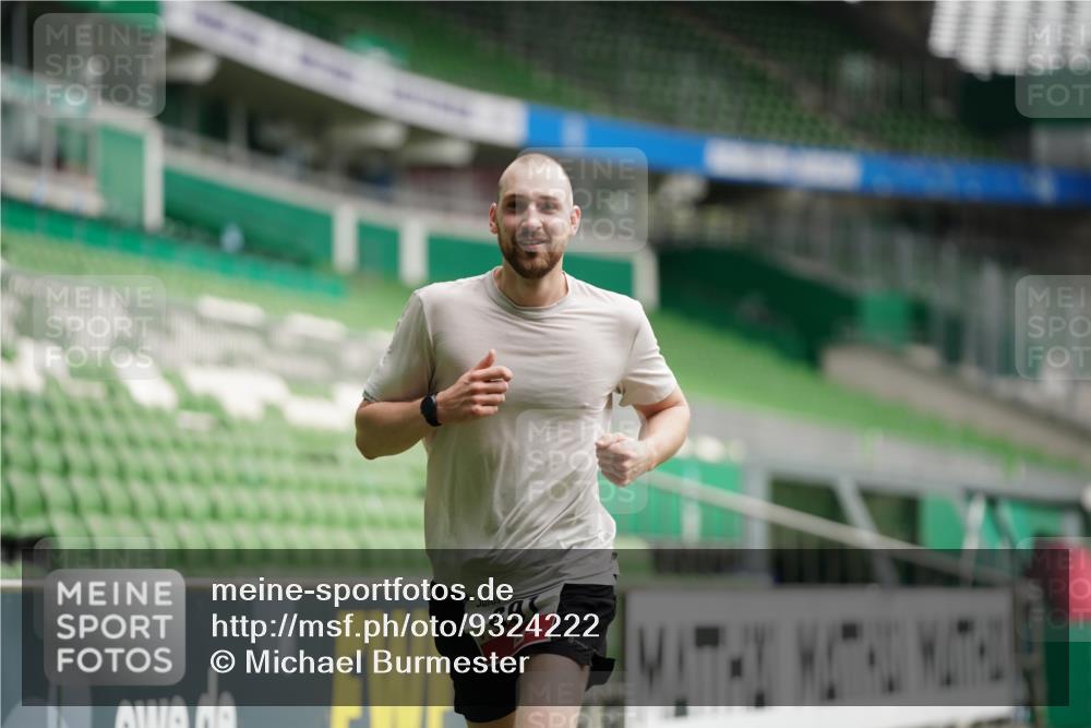 05.10.2025 - 20. swb-Marathon Bremen Michael Burmester http://msf.ph/oto/9324222 05.10.2025 12:23:46 Laufen im Stadion 44, 291, 681, 691, 1117, 1363, 1587, 1714, 4, 351, 1143, 1351 meine-sportfotos.de