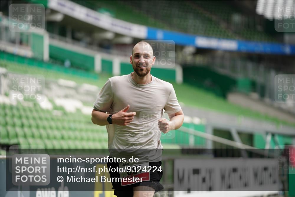 05.10.2025 - 20. swb-Marathon Bremen Michael Burmester http://msf.ph/oto/9324224 05.10.2025 12:23:46 Laufen im Stadion 44, 291, 681, 691, 1117, 1363, 1587, 1714, 4, 351, 1143, 1351 meine-sportfotos.de