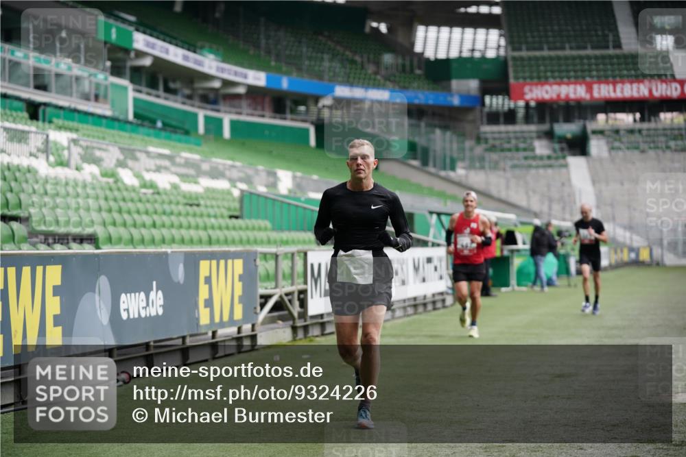 05.10.2025 - 20. swb-Marathon Bremen Michael Burmester http://msf.ph/oto/9324226 05.10.2025 12:24:03 Laufen im Stadion 44, 291, 467, 583, 681, 691, 1117, 1459, 1587, 1714, 351, 1143, 1363 meine-sportfotos.de