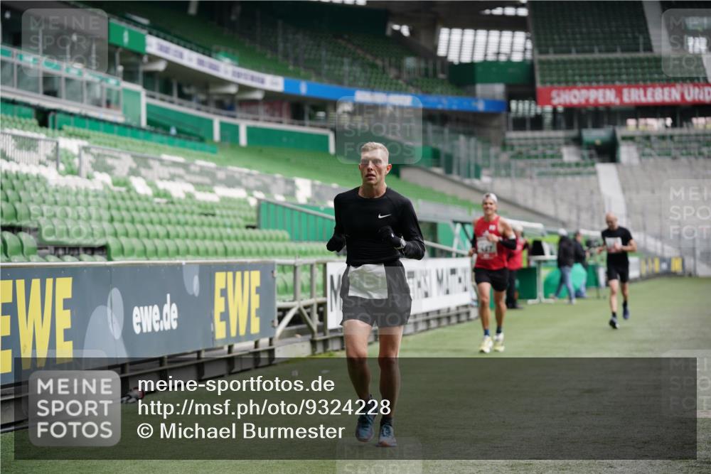 05.10.2025 - 20. swb-Marathon Bremen Michael Burmester http://msf.ph/oto/9324228 05.10.2025 12:24:03 Laufen im Stadion 44, 291, 467, 583, 681, 691, 1117, 1459, 1587, 1714, 351, 1143, 1363 meine-sportfotos.de