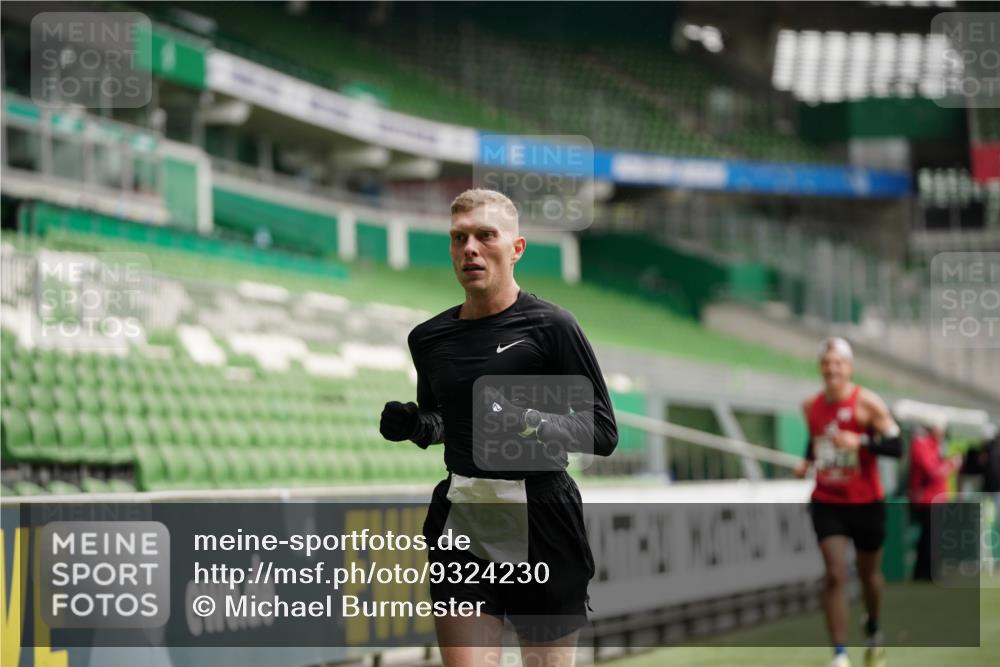 05.10.2025 - 20. swb-Marathon Bremen Michael Burmester http://msf.ph/oto/9324230 05.10.2025 12:24:04 Laufen im Stadion 44, 291, 467, 583, 681, 691, 1117, 1459, 1587, 1714, 351, 1143, 1363 meine-sportfotos.de