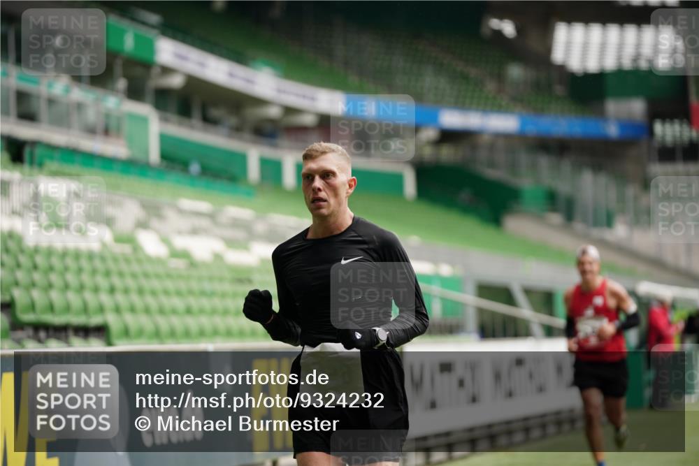 05.10.2025 - 20. swb-Marathon Bremen Michael Burmester http://msf.ph/oto/9324232 05.10.2025 12:24:04 Laufen im Stadion 44, 291, 467, 583, 681, 691, 1117, 1459, 1587, 1714, 351, 1143, 1363 meine-sportfotos.de