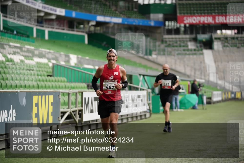 05.10.2025 - 20. swb-Marathon Bremen Michael Burmester http://msf.ph/oto/9324234 05.10.2025 12:24:06 Laufen im Stadion 291, 467, 583, 681, 691, 1117, 1459, 1587, 1714, 44, 1363 meine-sportfotos.de
