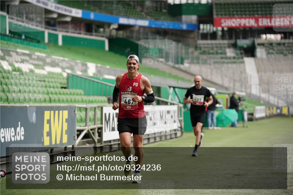 05.10.2025 - 20. swb-Marathon Bremen Michael Burmester http://msf.ph/oto/9324236 05.10.2025 12:24:06 Laufen im Stadion 291, 467, 583, 681, 691, 1117, 1459, 1587, 1714, 44, 1363 meine-sportfotos.de